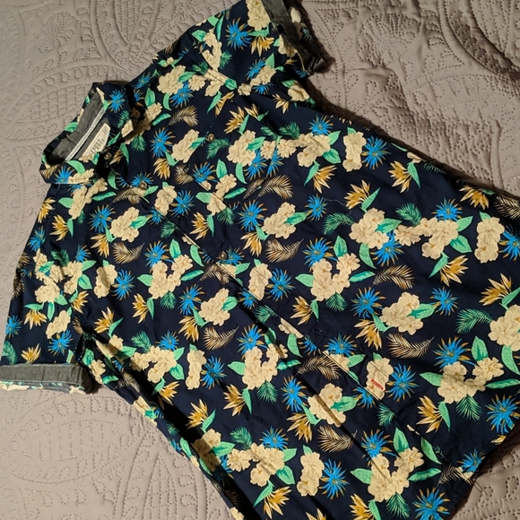 Men's Shirt - Picture 1 of 3